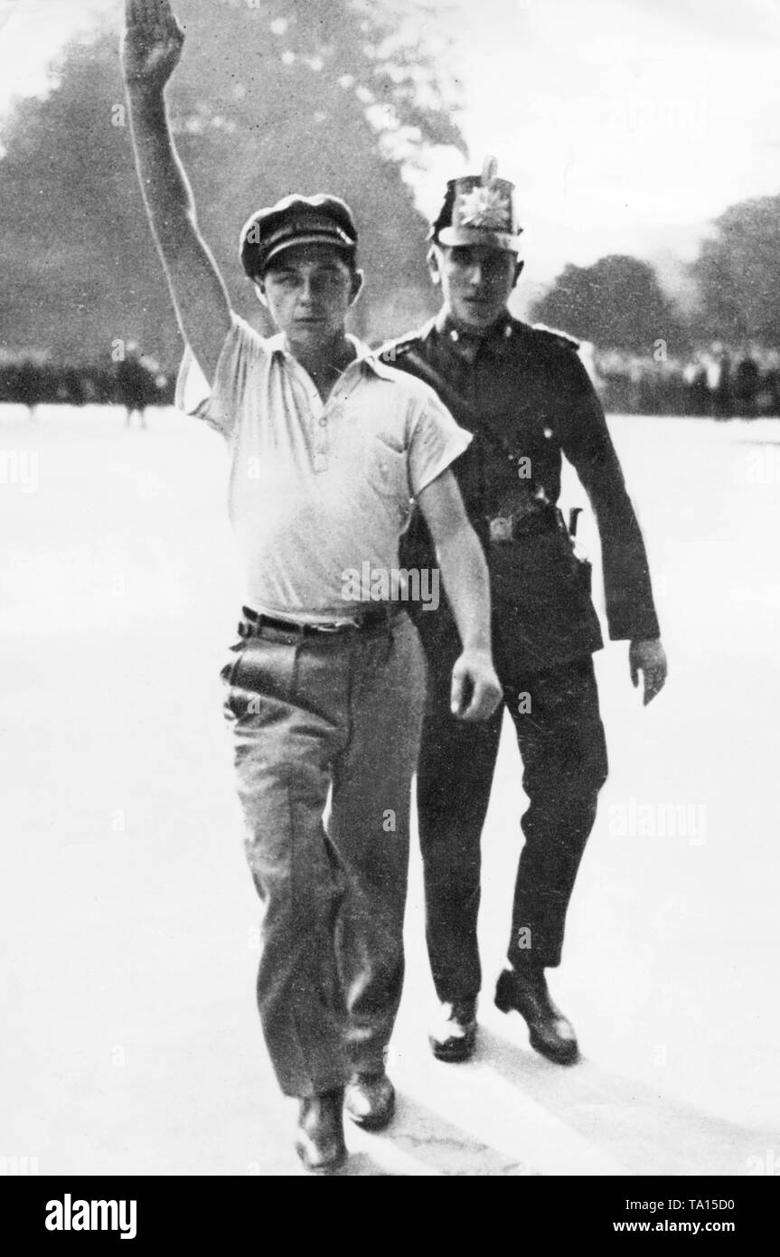 Trotz der einheitliches Verbot, der SA marschiert in weißen Hemden als Ersatz in Berlin. Hier ein SA-Mann, der von einem Berliner Polizisten verhaftet wurde, zeigt den Hitlergruß. Stockfoto