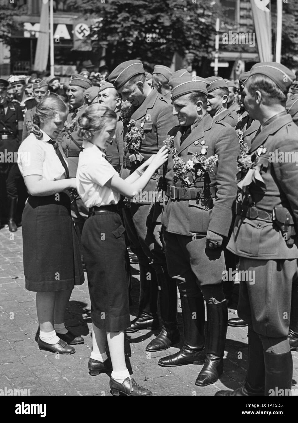 Mädchen des BDM schmücken pilot Offiziere der Legion Condor mit Blumen vor der Parade anlässlich Ihrer Rückkehr aus dem Spanischen Bürgerkrieg am 6 Juni, 1939. Stockfoto