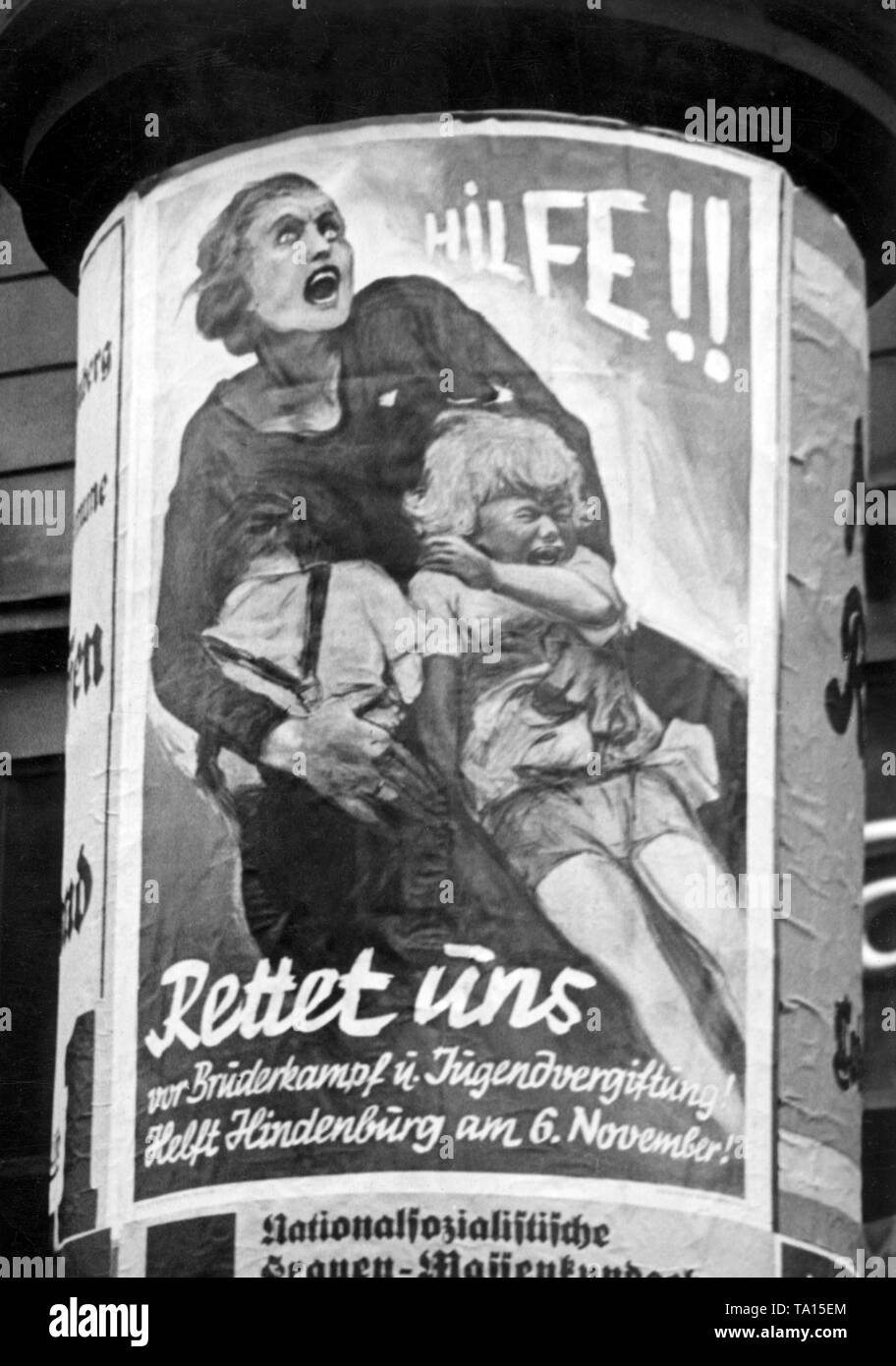 Die NSDAP Anrufe für eine Nationalsozialistische Frauen Massenkundgebung. In der Poster es heißt 'Hilfe! Speichern uns von brüderlichen Schlacht und Jugend Vergiftung! Hilfe Hindenburg am 6. November! ' Stockfoto