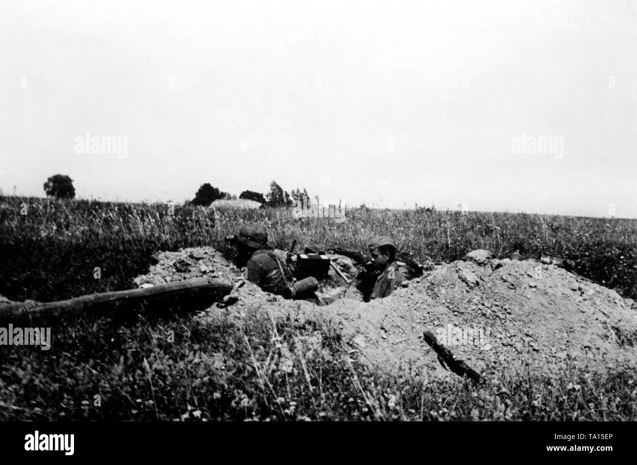 Zwei deutsche Soldaten beobachten die Bewegungen der feindlichen Truppen aus der Schlacht. Zusätzlich zu einem Teleskop, sie haben auch ein Feld Telefon verfügbar auf der Information zu übermitteln. Foto der Propaganda Firma (PK): kriegsberichterstatter Schambortzky. Stockfoto