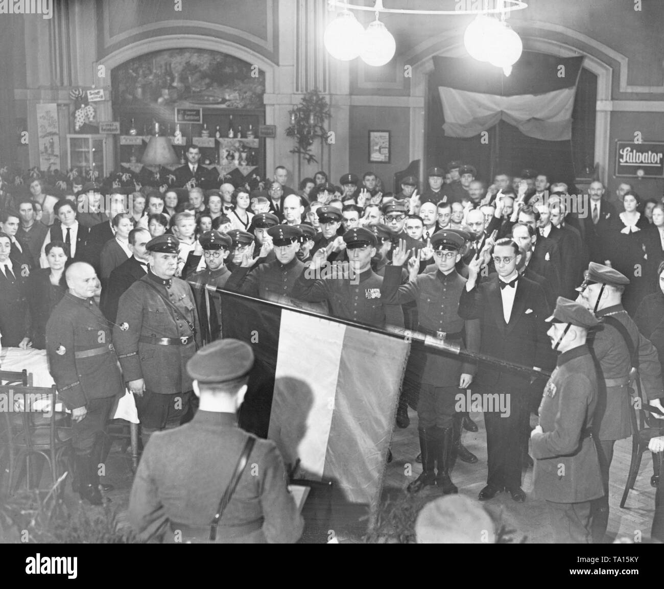 Bei der Vereidigung Zeremonie, die neue Stahlhelm Mitglieder schwören ihren Eid nicht auf der Flagge der Republik, sondern auf den Schwarz-weiß-rote Flagge des Kaiserreiches. Stockfoto