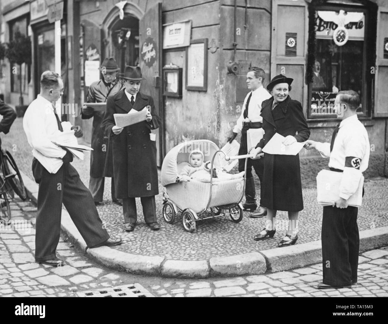 Nationalsozialistische Wahlpropaganda Zeitungen sind die Sudetendeutsche Bevölkerung in Saaz verteilt (heute Satec) im Wahlkampf. Die Sudetendeutschen halten eine Neuwahl über die Annexion des Sudetenlandes an das Deutsche Reich. Stockfoto