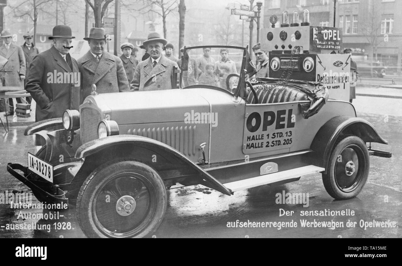 Ein Opel4ps konvertiert eine Reklameanzeige Auto auf der Internationalen Automobil Ausstellung in Berlin im Jahr 1928. Stockfoto