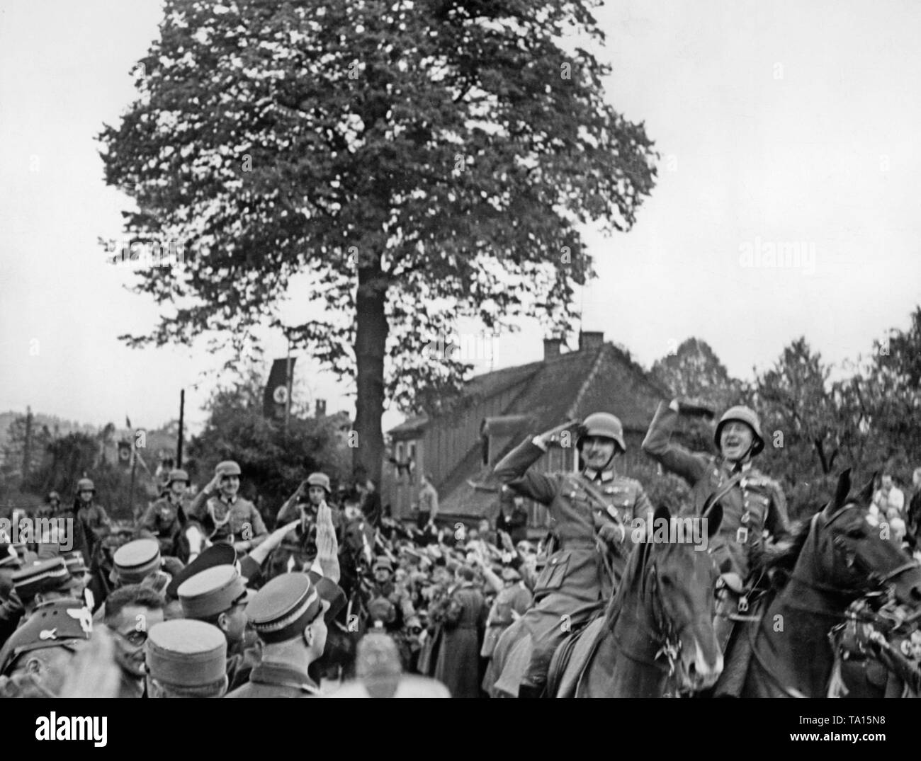 Deutsche Truppen im März über die ehemaligen German-Czechoslovak Grenze in der Nähe von ebersbach und Jirikov (Georgswalde heute) in das Sudetenland am 2. Oktober 1938. Menschen begrüßen Sie fröhlich. Stockfoto