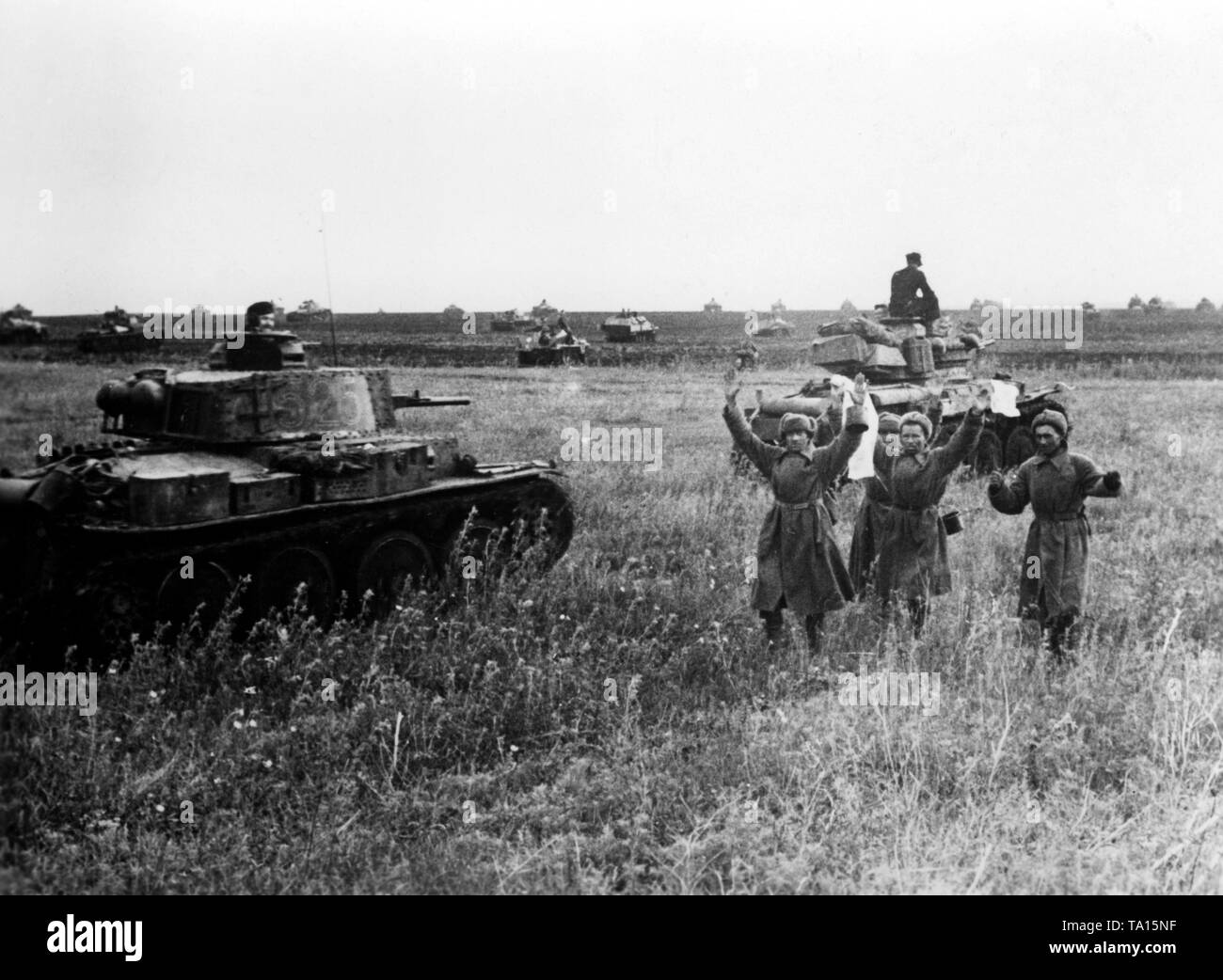 Nach einem Kampf auf Artemowka auf der Donez: Sowjetische Soldaten mit erhobenen Händen ergab sich den Deutschen gepanzerte Infanteristen einer Panzerkampfwagen 38 (t), mit der Nummer 525 auf seinem Turm. Im Hintergrund, ein Transportmittel sowie anderen deutschen Kampfpanzer und Schützenpanzer. Kriegsberichterstatter: haehle. Stockfoto
