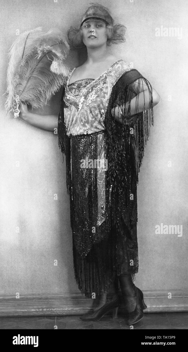 Rosa Felsegg, einer deutschen Schauspielerin in einer Perle Kleid mit schwarzen und weißen Perlen und ein Diadem mit Tüll Blumen posieren. Stockfoto