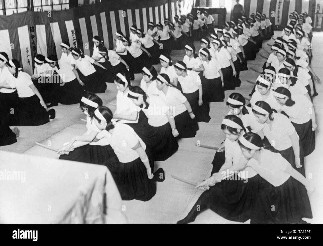 Eine Klasse ist ein Mädchen Schule in Tokio an der Jiu-Jitsu-Klasse. (Undatiert Bild, Ca. 1930s) Stockfoto