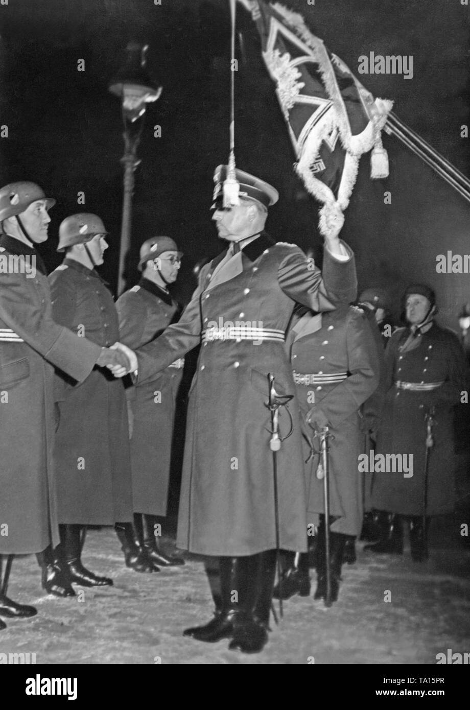 Der deutsche General Wilhelm Liste Hände über eine Hakenkreuzfahne für Offiziere der österreichischen Armee. Mit der Annexion Österreichs an das Deutsche Reich, die österreichische Armee wurde Teil der Wehrmacht. Stockfoto