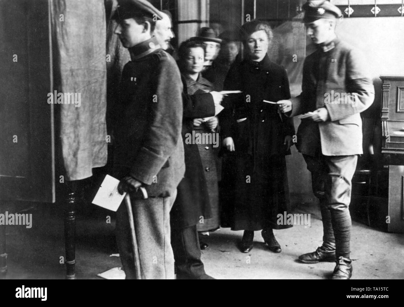 Die Wähler im Wahllokal anlässlich der Wahlen für die Nationalversammlung. Stockfoto