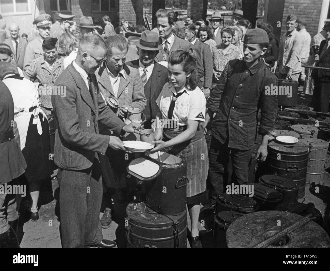 Das BDM vertreibt warmes Essen Opfer an ein Service Center in Berlin zu bombardieren. Stockfoto