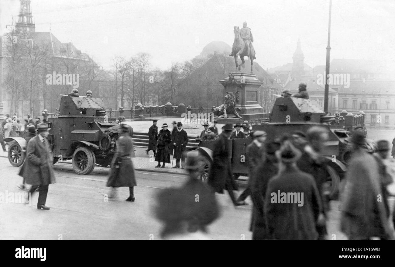 Die Franzosen besetzt das Ruhrgebiet im Jahr 1923. Hier in einer deutschen Stadt, vorbei an der Statue. Stockfoto Die Franzosen besetzt das Ruhrgebiet im Jahr 1923. Hier in einer deutschen Stadt, vorbei an der Statue. Stockfoto