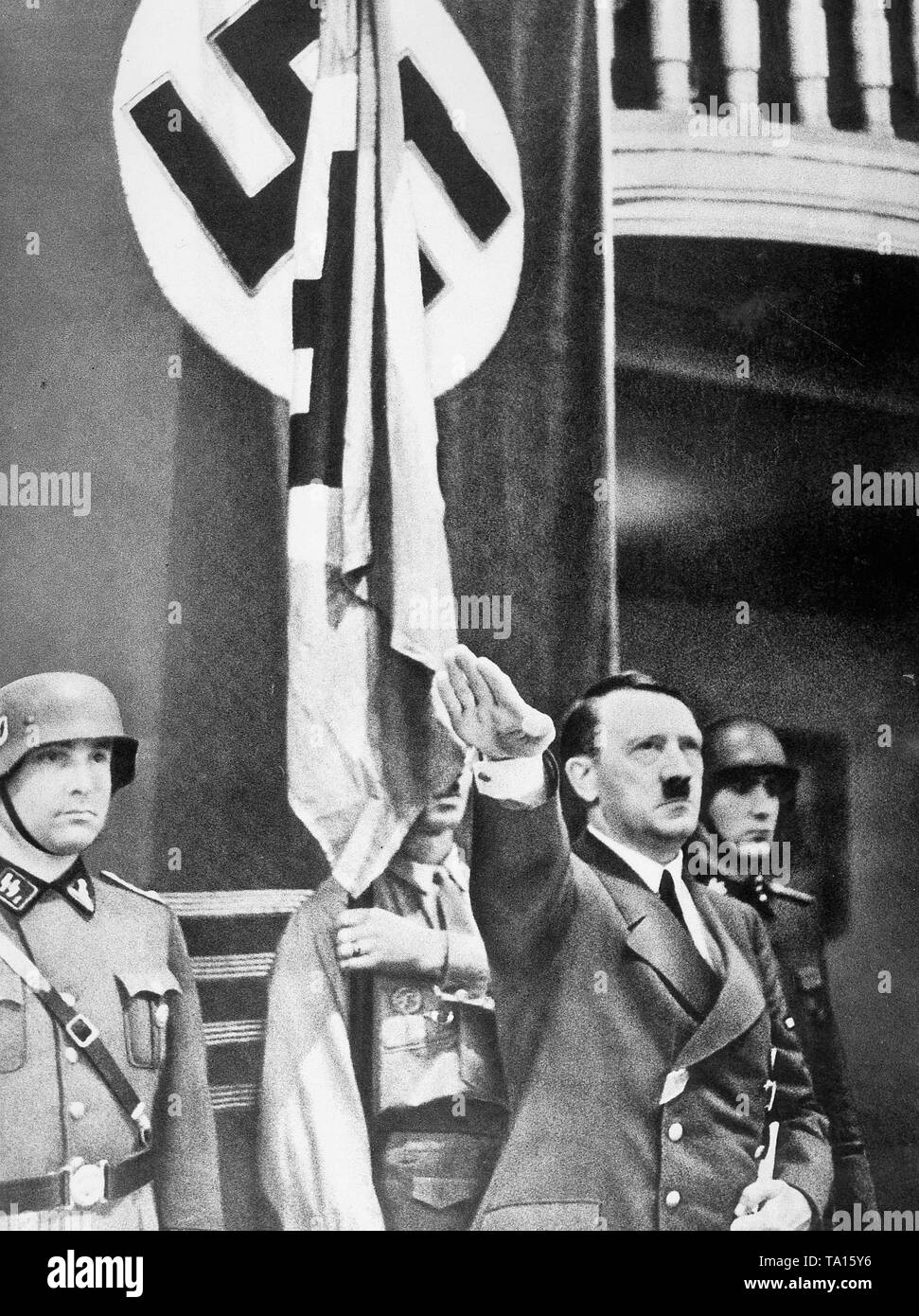 Adolf Hitler nach seiner Rede in München Buergerbraeukeller am 8. September. 1939. Hinter ihm die Säule, die mit Sprengstoff von Georg Elser installiert wurde. Minuten nach der Abfahrt von Hitler die Bombe explodierte Stockfoto