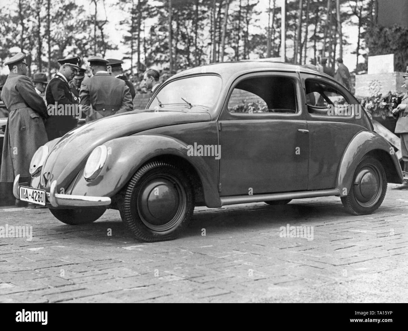 In der Nähe von Fallersleben in Niedersachsen Adolf Hitler den Grundstein für das Volkswagen-werk am 26. Mai 1938. Im Vordergrund ein Prototyp des VW Käfer ("KdF-Wagen") Stockfoto