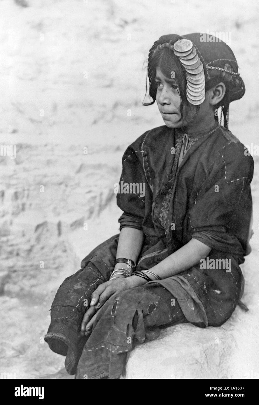 Eine beduinische Frau mit traditionellen Kopfschmuck aus Münzen. Kinder von Beduinenstämme traditionell tragen Kupfermünzen, die mit Silber oder Gold Münzen im Laufe der Zeit ersetzt werden. Stockfoto