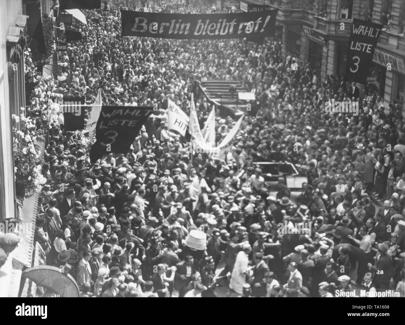 In der NS-Propaganda Film "Hans Westmar - Eines von vielen" (ursprünglich "Horst Wessel") von 1933, die Ermordung von Horst Wessel ist in der Diskussion um eine antikommunistische Stimmung. Hier ist eine Demonstration der KPD im Bezirk Friedrichshain in Berlin auf ein Banner ist die Inschrift "Berlin bleibt rot! Stockfoto