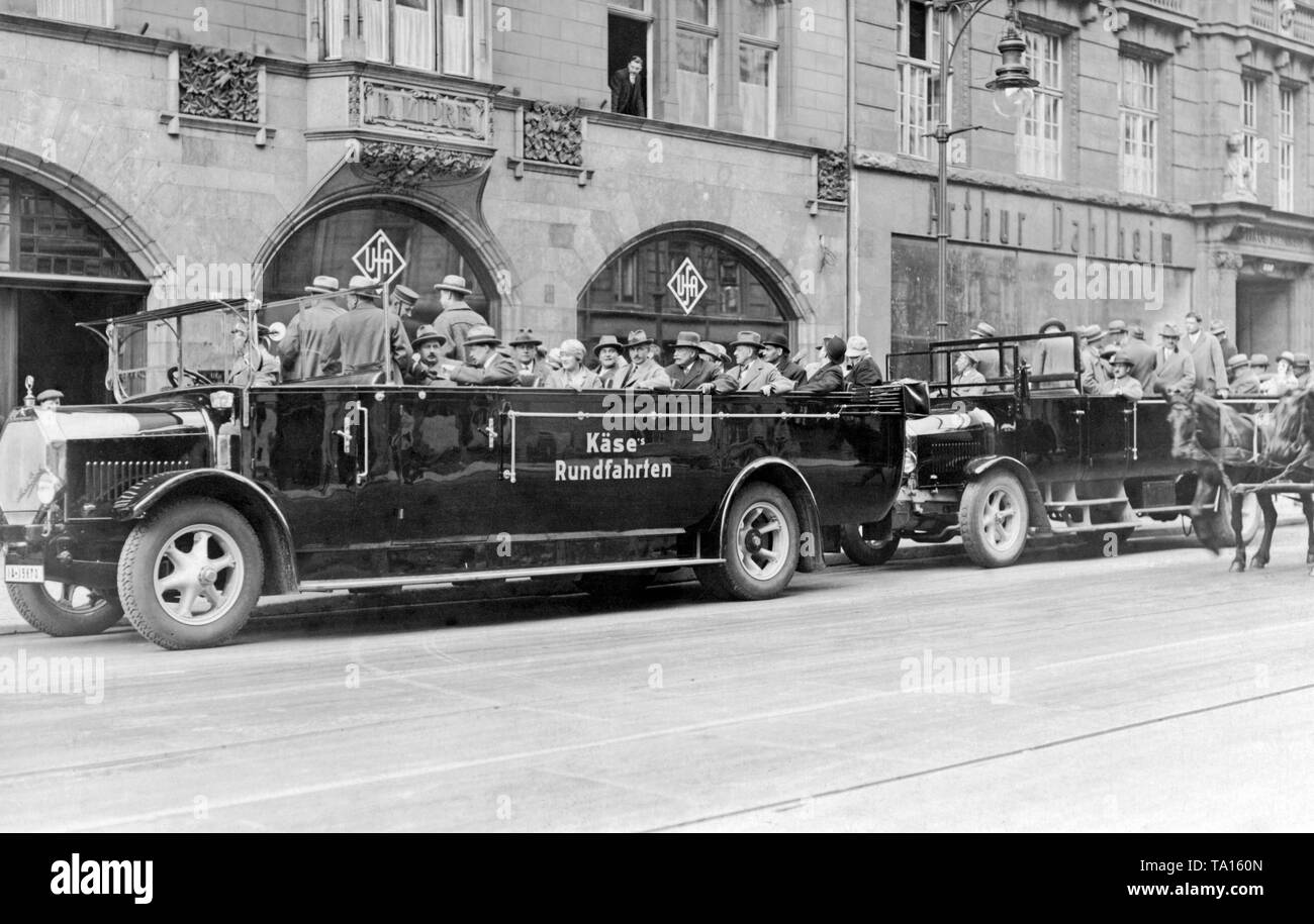 Busse der Berlin City Tour. Und die Busfahrten sind auch durch "organisierte Kaese Rundfahrten". Im shop Fenster im Hintergrund ist das Logo der "UFA". Stockfoto