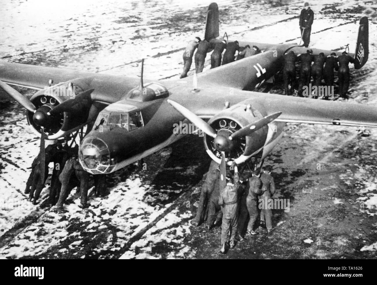 Bodenpersonal auf eine Dornier Do 17 F Kampfflugzeugen (vermutlich 9) auf einem Flugplatz. Undatiertes Foto, vermutlich in den 1930er Jahren. Stockfoto
