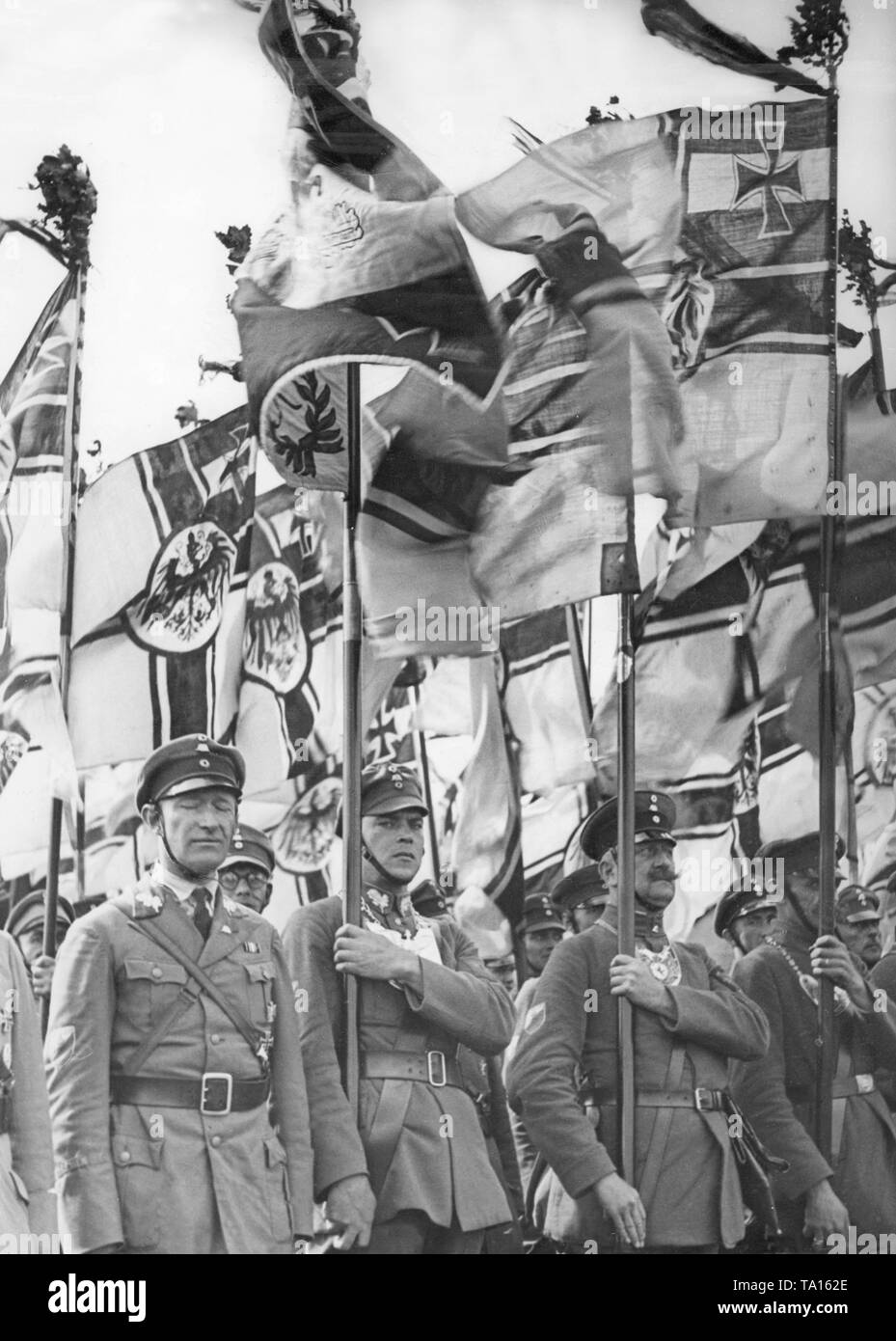 Stahlhelm, Mitglieder, hauptsächlich mit Reichskriegsflaggen (Imperial war Flags), die an einer Parade. Stockfoto
