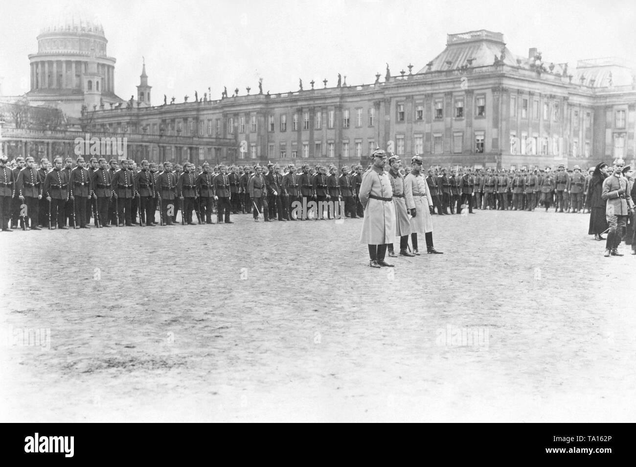 Abschied Parade von Absolventen der NCO-Schule in kaiserliche Uniform, die in Übereinstimmung mit dem Vertrag von Versailles geschlossen werden. Stockfoto