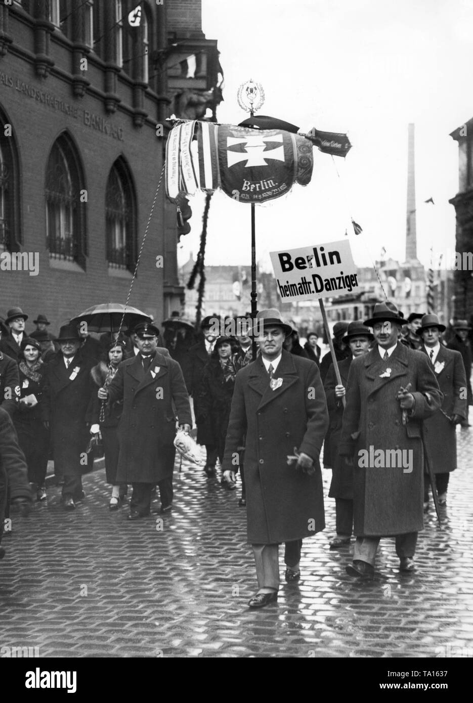 Eine Gruppe von Berliner Bürger in Betracht kommenden März durch Danzig anlässlich der Wahlen zum volkstag. Ein Mann trägt ein Schild mit der Aufschrift 'Berlin Home der Bürger von Danzig". Stockfoto
