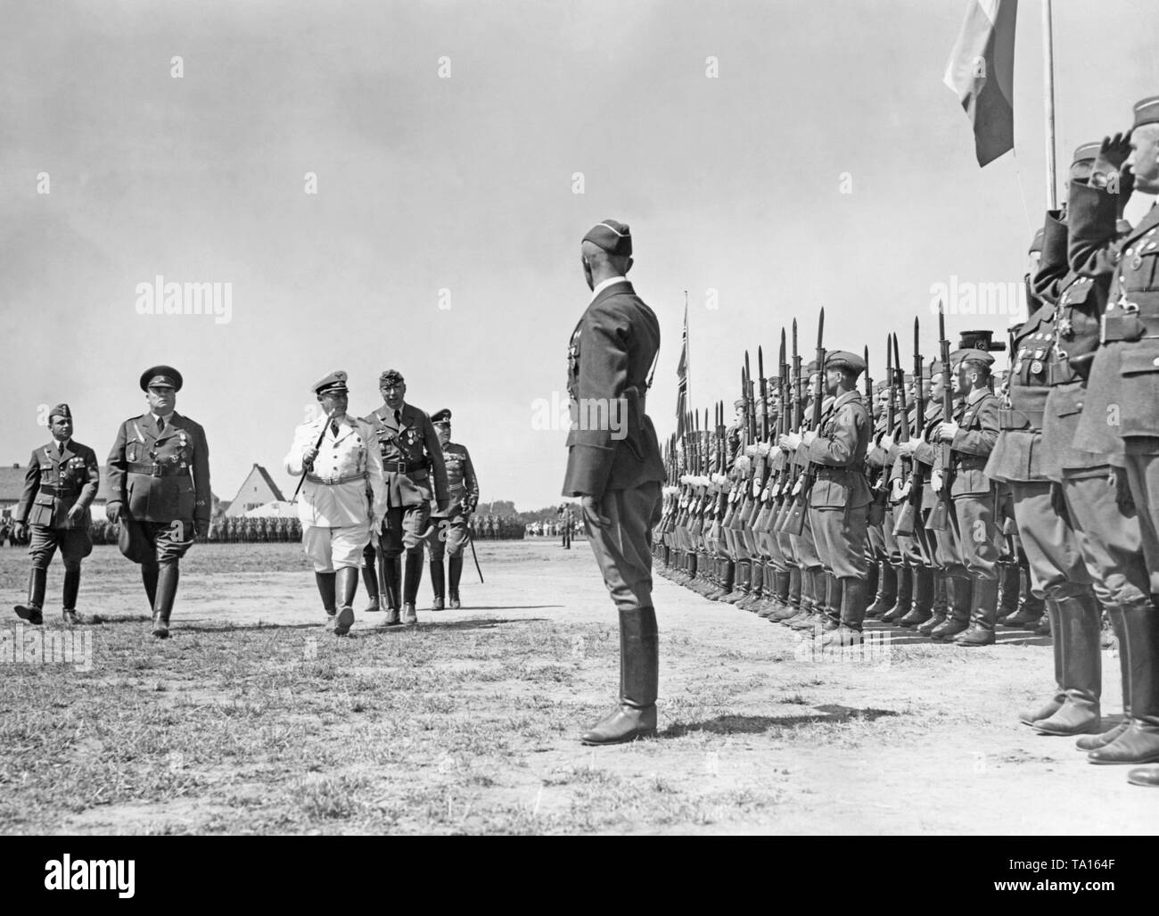 Anlässlich der Rückkehr der Legion Condor im Spanischen Bürgerkrieg, Hermann Göring (weiße Uniform) ist die Inspektion der Truppen in Doeberitz in der Nähe von Berlin am 5. Juni 1939. Zu seiner Linken, General der Flieger Hugo Sperrle, rechts, General der Flieger Hellmuth Volkmann (sowohl in der Uniform der Legion). Stockfoto