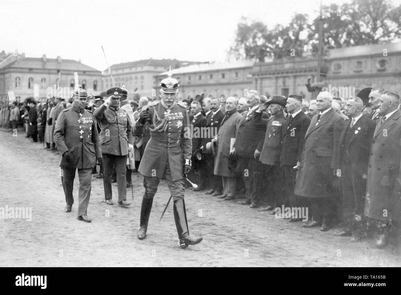 Der letzte Kommandant der Jaeger, Karl von Plettenberg, inspiziert seine aufgereiht Regimenter. Eine Sitzung des Gardeschuetzen wurde auch in Potsdam anlässlich des Deutschen Jaegertag organisiert. Stockfoto