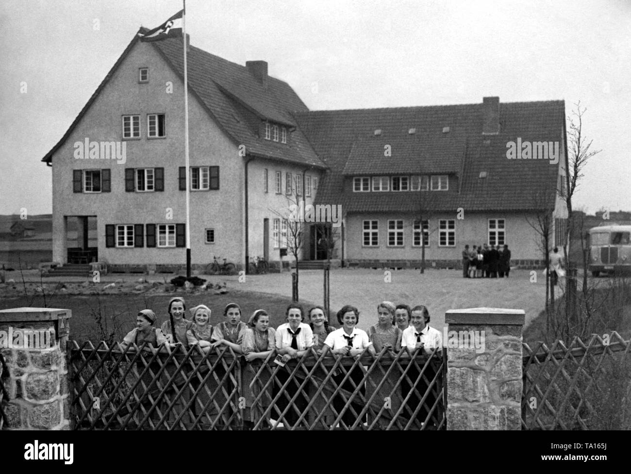 BDM-Mitglieder sind vor der Jugendherberge "Elchniederung fotografiert" im Ostpreußischen Karkeln (heute Myssowka) während einer Reise Reichspressefahrt (Drücken) des Deutschen Youth Hostel Association. Stockfoto
