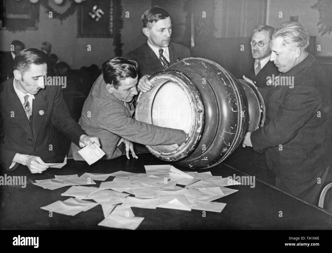 Nach dem Referendum, die Urne ist in einem Wiener Wahllokale geleert. In der Volksabstimmung über den Anschluss Österreichs an das Deutsche Reich gestimmt. Stockfoto