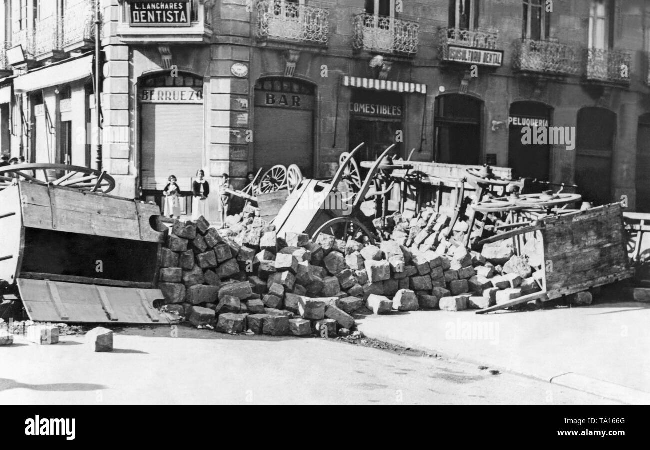 Foto einer Barrikade von Republikanischen Kämpfer im Stadtzentrum von San Sebastian im Sommer 1936 gebaut. Stockfoto