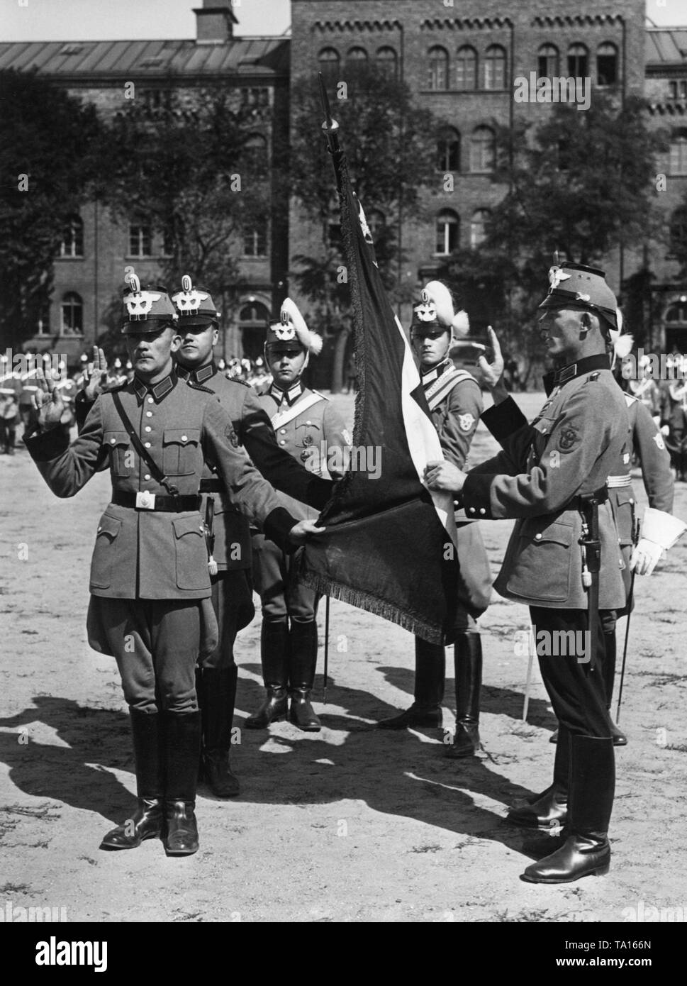 Polizisten schwören den Eid in Innsbruck im Innenhof der Polizeikaserne in der Bluecherstrasse. Nach der Annexion Österreichs an das Deutsche Reich, die österreichische Polizei in zu Adolf Hitler geschworen wird. Stockfoto