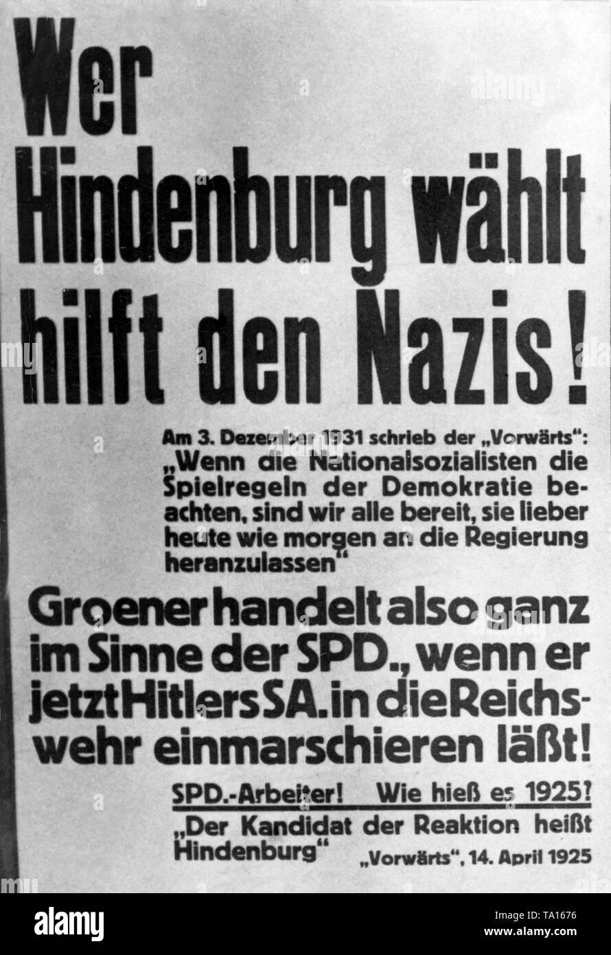 Wahlplakate der KPD für die Präsidentschaftswahlen. Die SPD wolle die Wähler mit dem Slogan 'Wer für Hindenburg Abstimmung zu erreichen helfen die Nazis!". Stockfoto