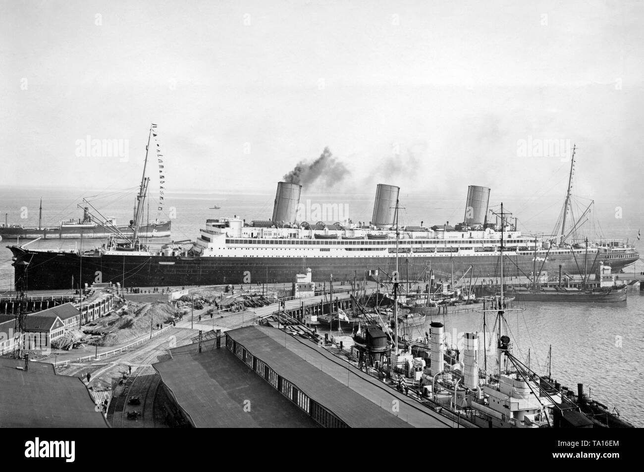 Der Steamboat 'Imperator', vorübergehend das größte Schiff der Welt, auf einem Kai ist. Stockfoto