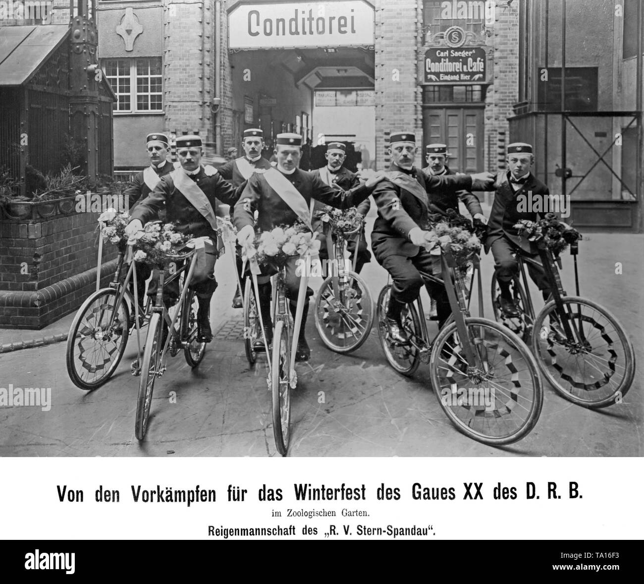 Mitglieder der Cycling Club' RV Stern-Spandau' posieren für ein Foto als Teil der Vorbereitung für den Winter Festival im Zoologischen Garten in Berlin am 25. März 1912. Stockfoto