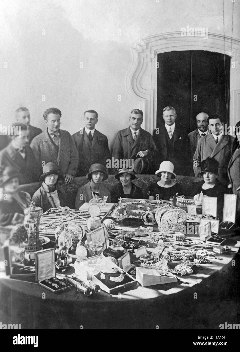 Der Kronprinz in der Familie des Zaren wird an die Mitglieder des