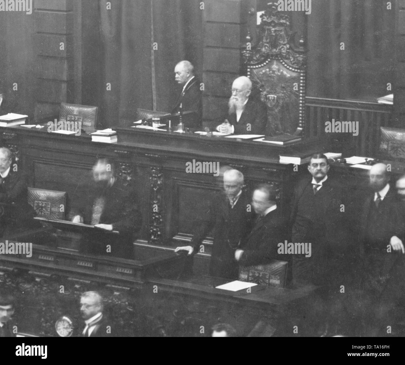 Dr. Johannes Kaempf und das Präsidium der Reichstag, beachten Sie die in den Deutschen Bundestag. Stockfoto