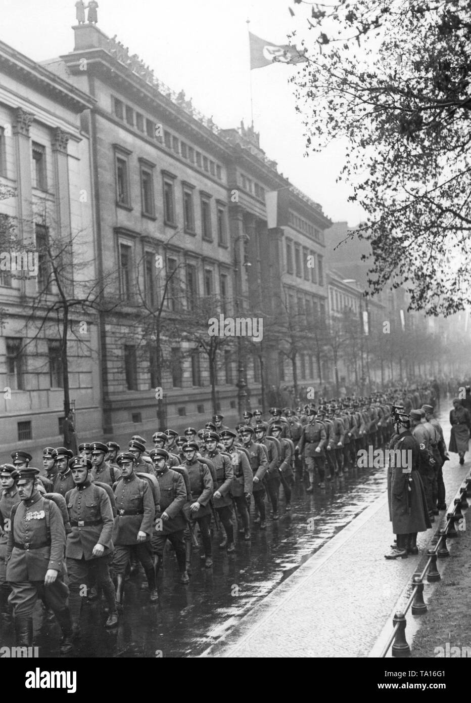 Zu markieren, um den Geburtstag des Reichskanzler der Stahlhelm eine Parade durch die Wilhelmstraße gehalten, nachdem die Fahne heben an der Preußischen Ministeriums des Innern. Stockfoto