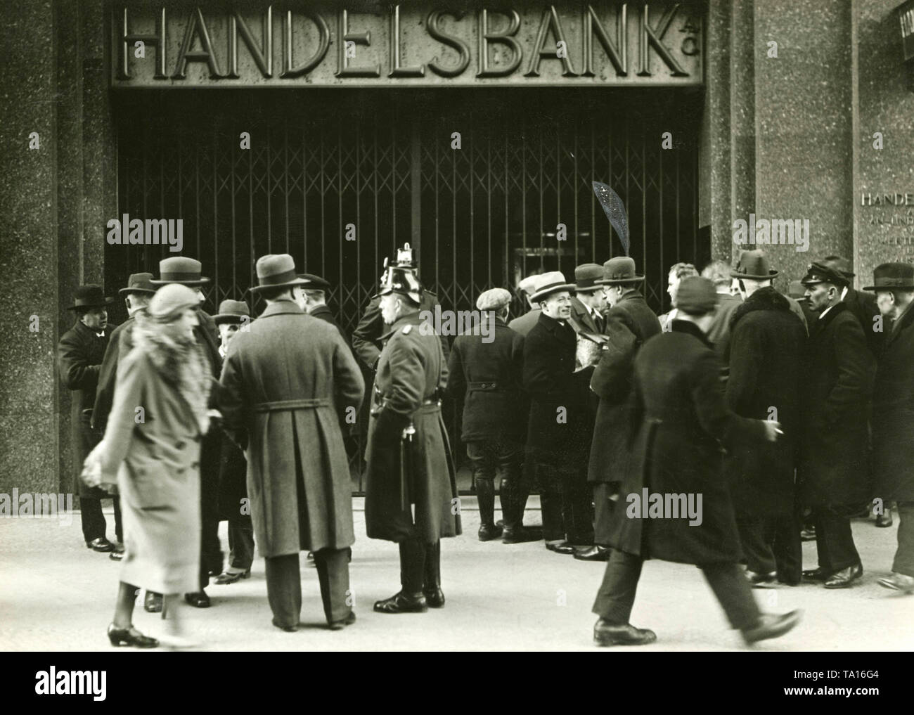 Sparer bangen um ihre Einlagen, wie der Berliner Handelsbank, wie einige andere Banken, hatte im Juni 1931 zu schließen. Stockfoto