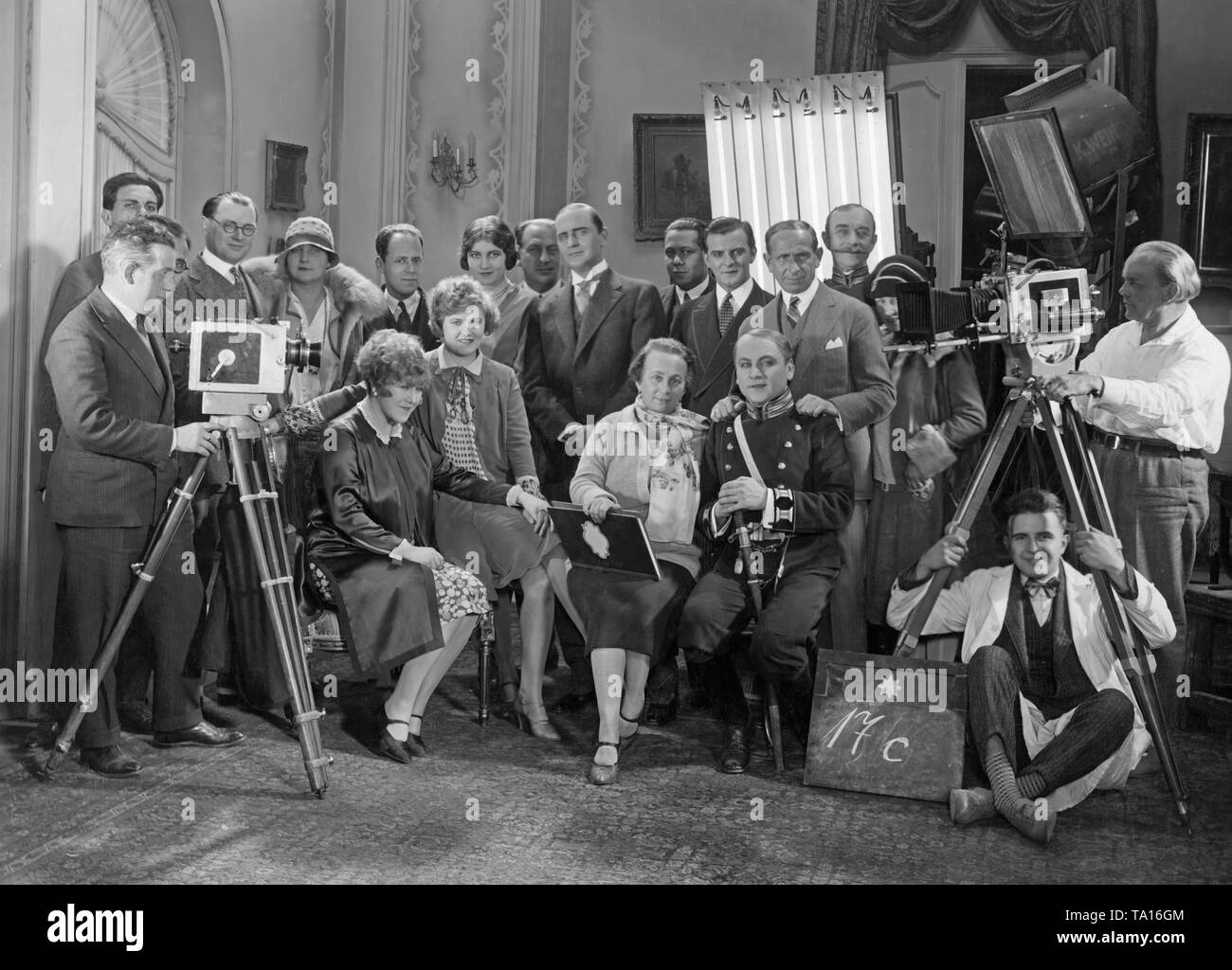 Aufzeichnung von einem Filmteam in den 1920er Jahren in Berlin. Von links: Harry Liedtke, Maria Paudler, Ida Wuest, Erno Verebs, Guido Seeber, Eduardo Lamberti, Kurt Vespermann, Hans Junkermann, die Regisseure Jakob Julius Fleck und Luise Fleck, Guido Seeber, der Fotograf Edoardo Lamberti und Regisseur Levy. Stockfoto