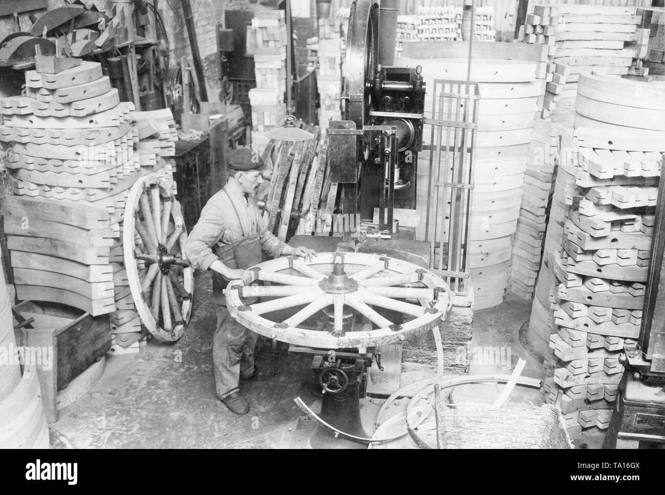 Arbeitnehmer arbeiten an artillerie Räder. Hier, ein Arbeiter das Werk des Cartwright. Stockfoto