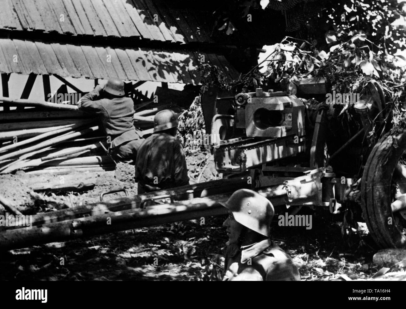 Ungarische Soldaten, die sich an der Ausfahrt von einem kleinen Dorf in den Karpaten. Die Waffe war mit Zweigen getarnt. Foto der Propaganda Firma (PK): kriegsberichterstatter Wegner. Stockfoto