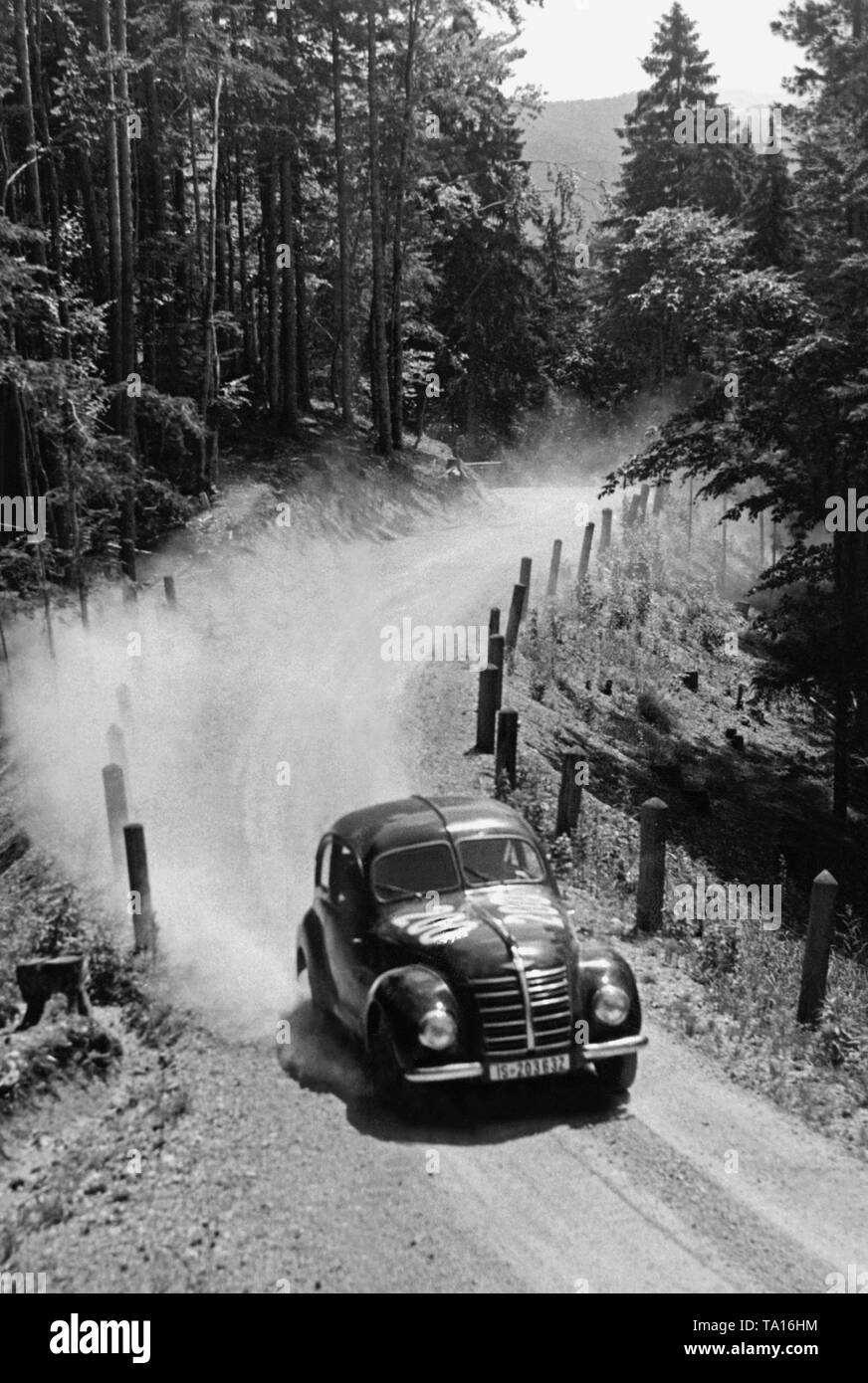 Der Rennfahrer Christel Meinecke während der internationalen alpinen Reise im Jahr 1939 in einem Hanomag 1,3 Liter 'Autobahn'. Hannoversche Maschinenbau AG war ein Unternehmen, 1871 gegründet, produziert Lokomotiven, Lkws, Traktoren, Pkw und Baumaschinen. Stockfoto