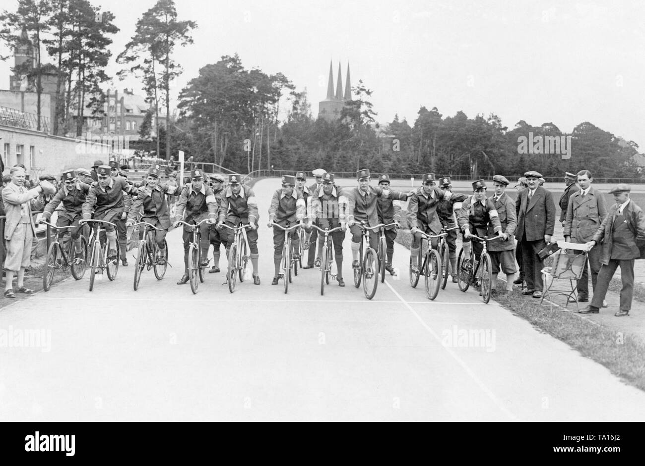 Die Teilnehmer der Meisterschaft von paperboys der Scherl Verlag sind bereit, ein Rennen auf dem Wannsee Stadion in Berlin zu starten. Stockfoto