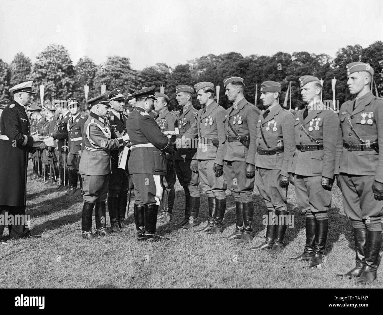 Foto von Feldmarschall Allgemein, Hermann Göring, während er die Vergabe ist die spanische Golden Cross und des Spanischen Goldenen Kreuz mit brillants zu Pilot Offiziere der Legion Condor, die aus Spanien zurückgekehrt, während einer Siegesparade im Hamburger Moorweide am Dammtor. Die Offiziere sind bereits das Tragen der spanischen Militär Medaille (links) und die Medaille für die Kampagne (Medalla de la Campana) (auf der rechten Seite). Stockfoto