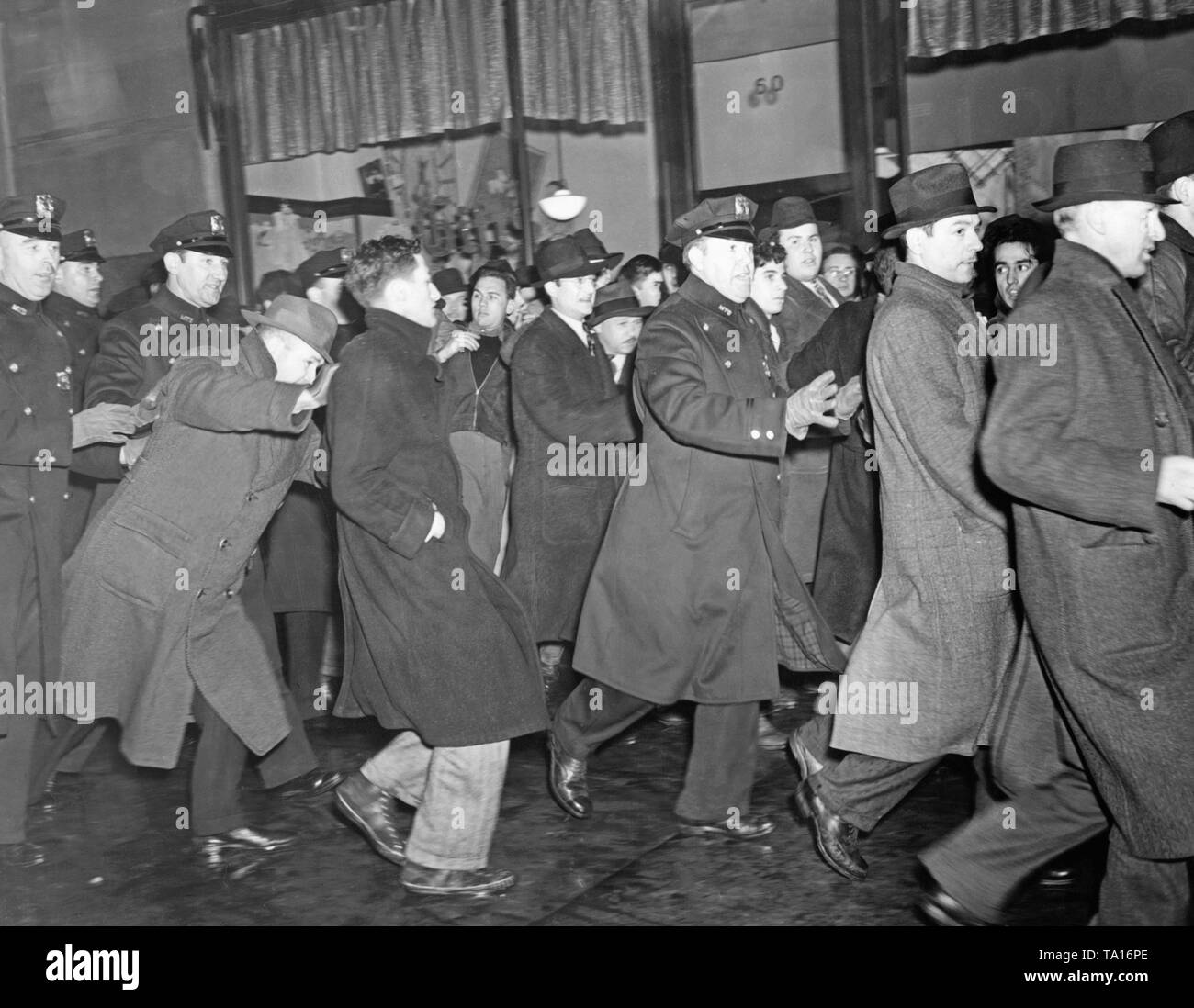 Polizisten in Uniform und Zivil ein Protest für die Rettung und für eine bessere Behandlung der Flüchtlinge aus dem Spanischen Bürgerkrieg vor dem französischen Konsulat auf der 5th Avenue (49th Street) am 29. März 1940 aufzulösen. Die Versammlung wurde von der Emergency Committee zu speichern Spanische Flüchtlinge organisiert. Einige Demonstranten wurden festgenommen. Die Demonstration wurde von der Ausschuß zu speichern Spanische Flüchtlinge organisiert. Stockfoto
