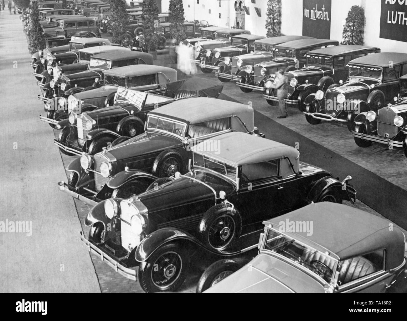 Ausgestellten Fahrzeuge an der zweiten Gebrauchtwagen Messe in Berlin 1931. Stockfoto