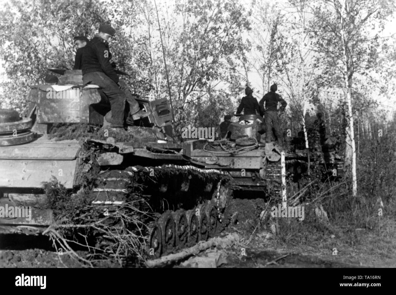 Deutsche Soldaten beobachten Sie den Angriff der Dive Bomber von zwei PANZERKAMPFWAGEN III. Foto der Propaganda Firma (PK): Kriegsberichterstatter Koerbisser. Stockfoto