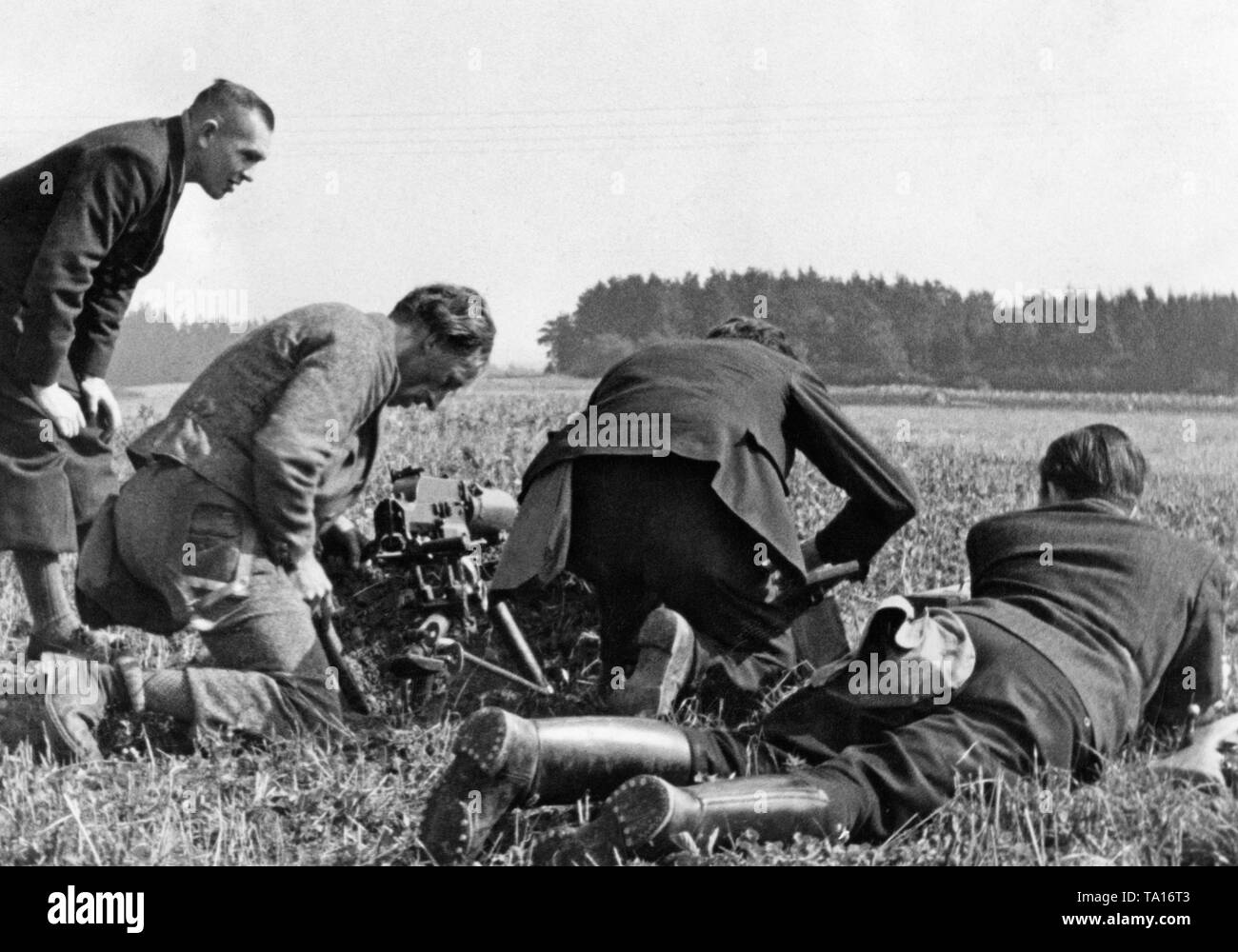 Männer der Sudetendeutschen Freikorps in ein Feld aus. Die paramilitärischen Einheit war an der Spitze des Sudetenlandes Krise, die weitere Destabilisierung der Tschechoslowakei gegründet. Nach dem Münchener Abkommen im Oktober 1938, in der Tschechoslowakei hatten die Sudetendeutschen Gebiete an das Deutsche Reich abtreten. Stockfoto