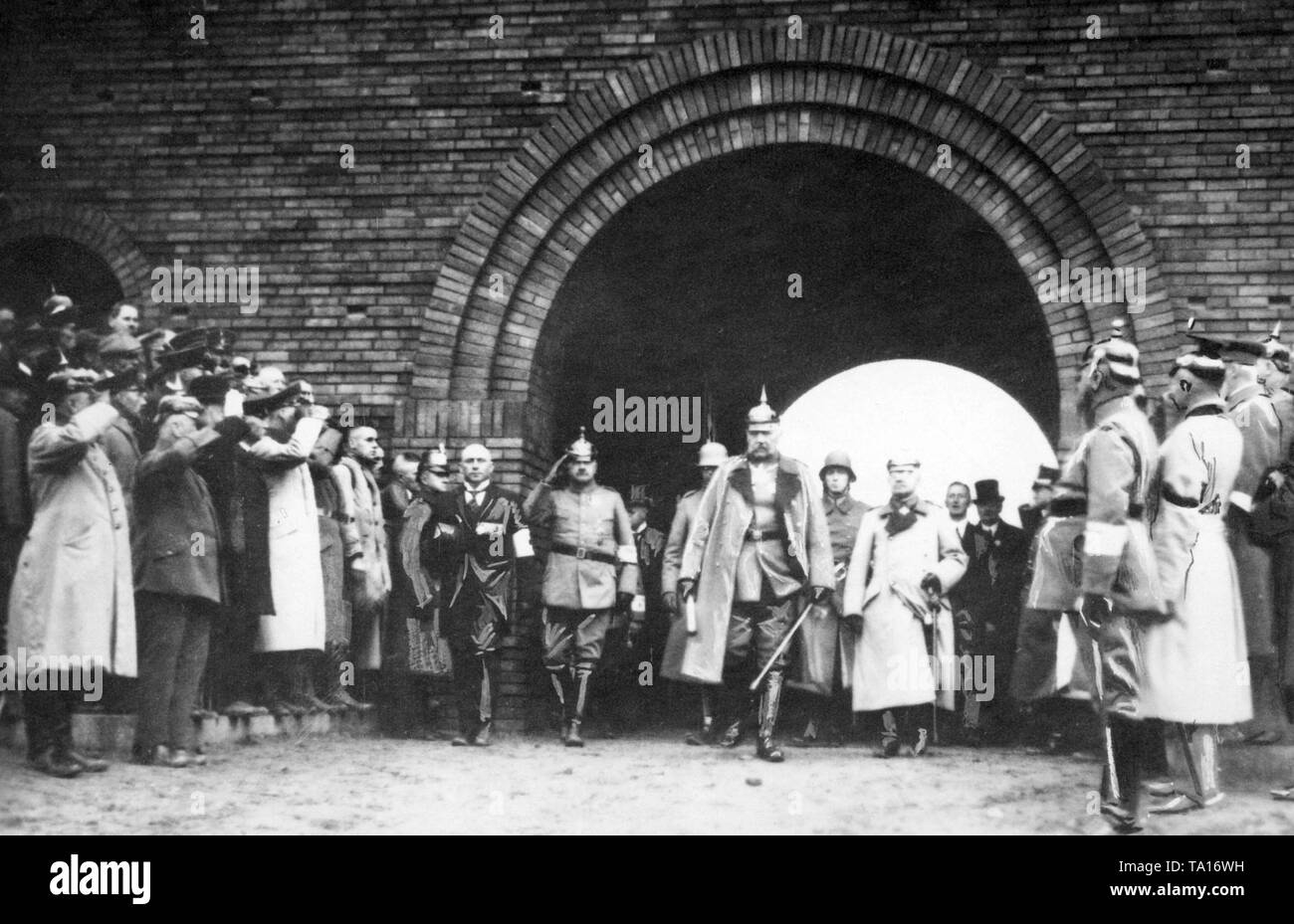 Paul von Hindenburg (Mitte) bei der Einweihung des Denkmals für die Schlacht bei Tannenberg in der Nähe von Hohenstein, heute Olsztynek. Stockfoto