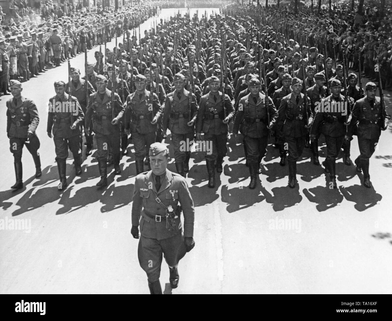 Foto von einer Einheit der Legion Condor während der Parade der Truppen aus Spanien in den Straßen von Hamburg am 30. Mai 1939. In der Front, ein Leutnant der Fliegertruppe (Luftwaffe). Dahinter, nicht-Auftraggeber Offiziere und Mannschaften marschieren. Stockfoto