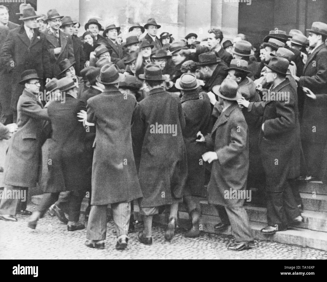Eine Demonstrantin wird während der Studentenunruhen in Prag verhaftet. Seit der Machtergreifung der Nationalsozialisten in Deutschland, die Konflikte zwischen den Sudetendeutschen Minderheit und die Tschechoslowaken hatte intensiviert. Stockfoto